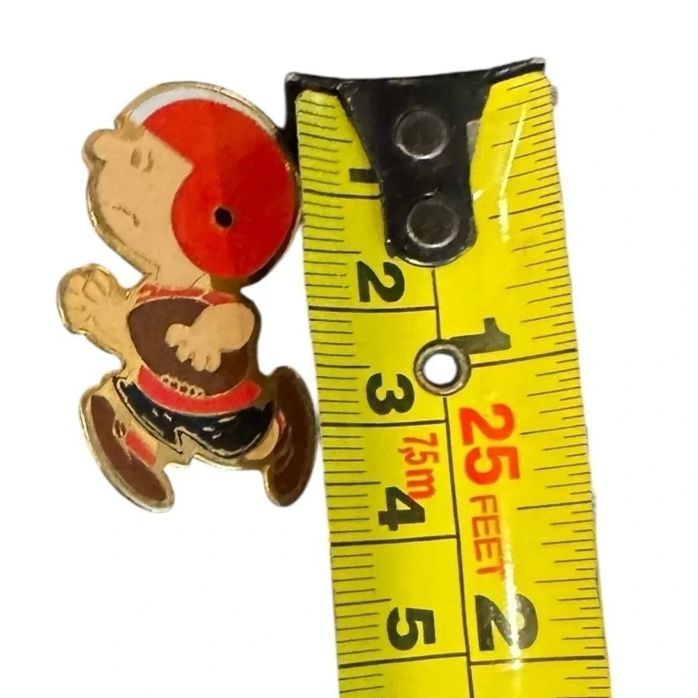 Vintage Peanuts Charlie Brown Football Enamel Pin Red Helmet Gold‎ Tone Pinback